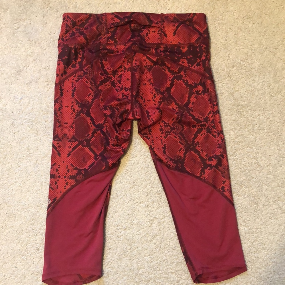 Lululemon Vent It Out Crop Python Snakeskin Capris - image 4